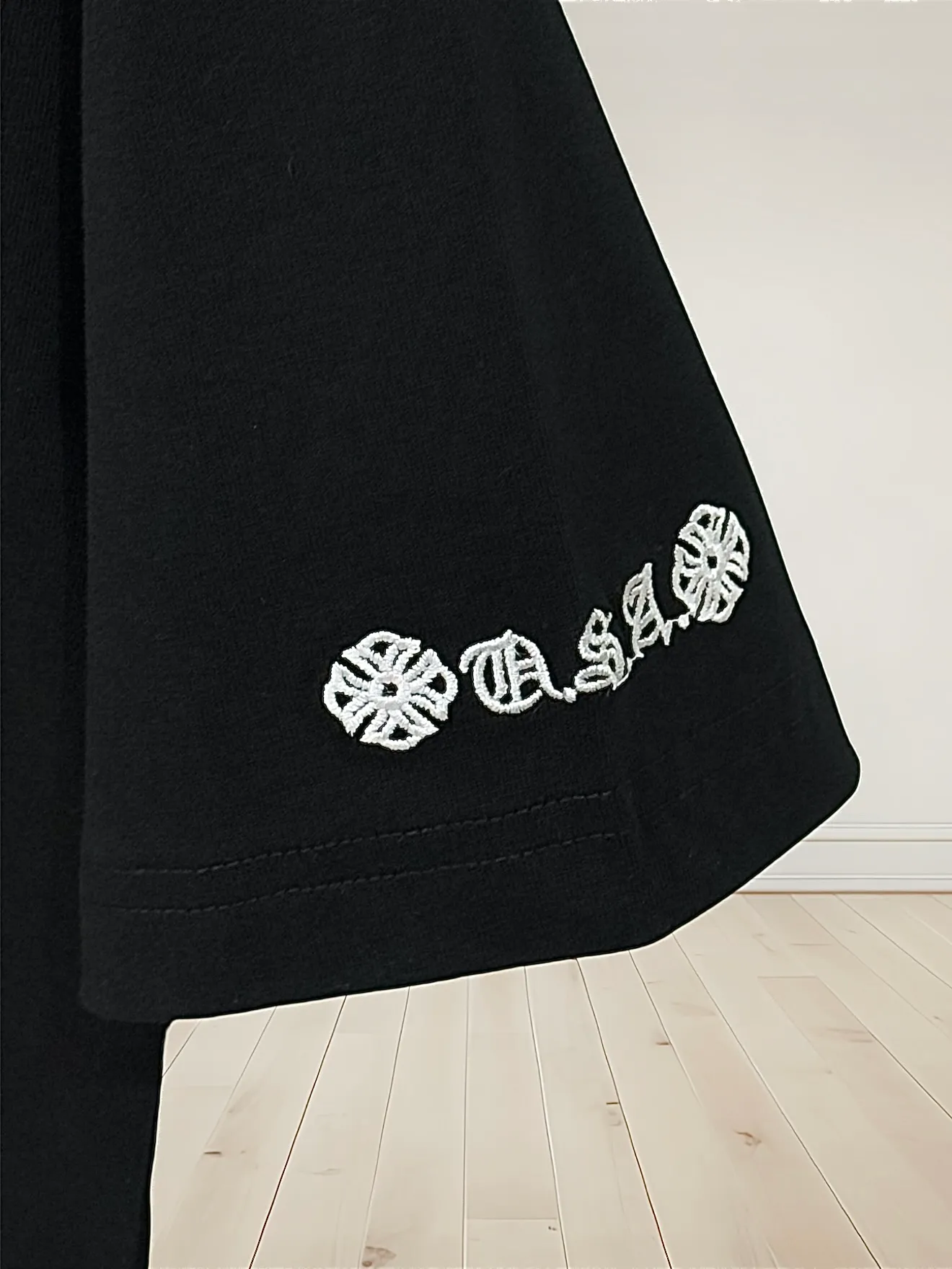 🅿️190 [High quality] Chrome hearts ss25 new first release latest short-sleeved round neck t-shirt, high-end customization, avant-garde and fashionable design! The brand logo is applied to the front and back cuffs using 100,000 needle embroidery techniques. High-end customized 280g fabric. Soft to the touch. Comfortable to wear. Exquisite stitching. Fine workmanship. The upper body effect is incomparably handsome! Same style for men and women, color: white, black size: S to xL